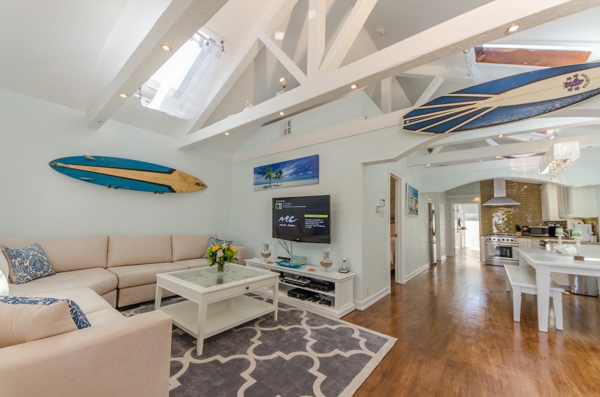 Beach Cottage – 1.5blks to Beach! gallery image 2