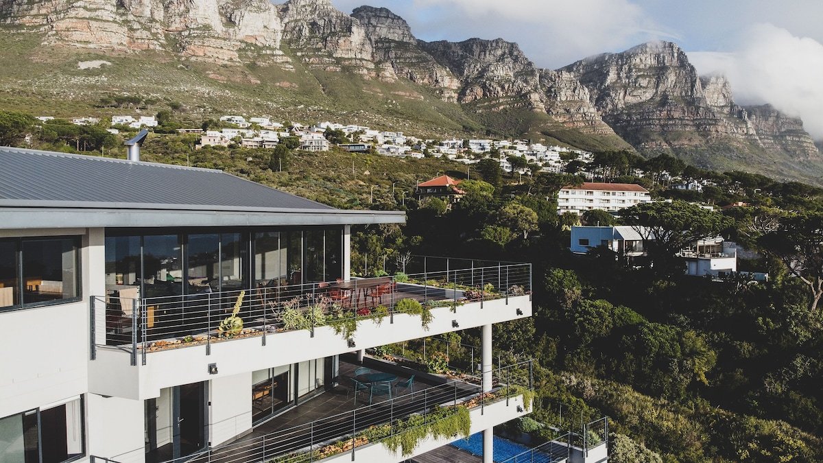 Spectacular Modern Villa with Magnificent Views gallery image 4