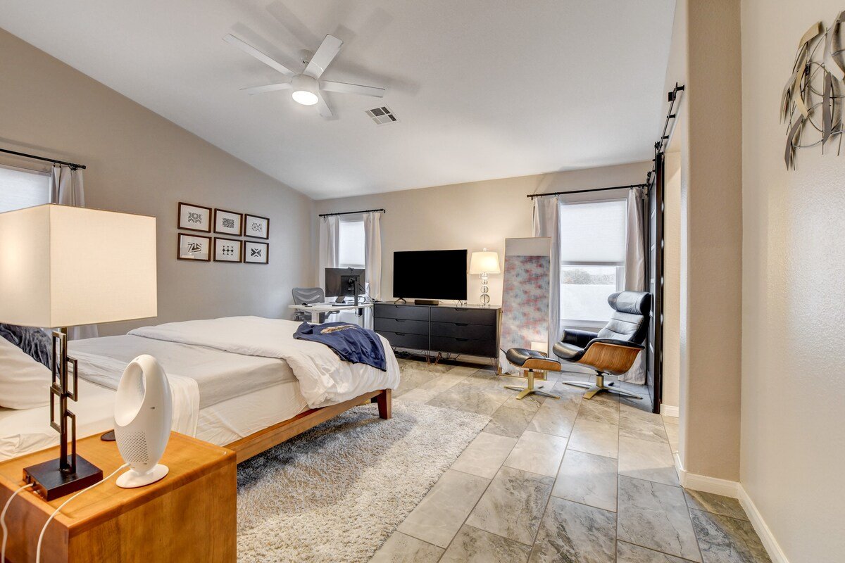 Stunning 3 bdrm King w/Pool 10 min to Red Rock! gallery image 5