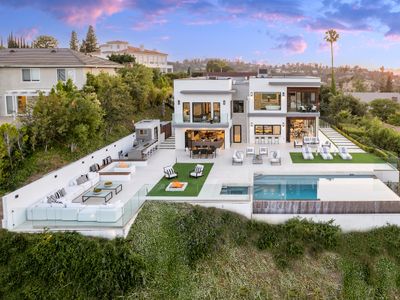 Picturesque Gem with Luxe Comfort & Scenic Views