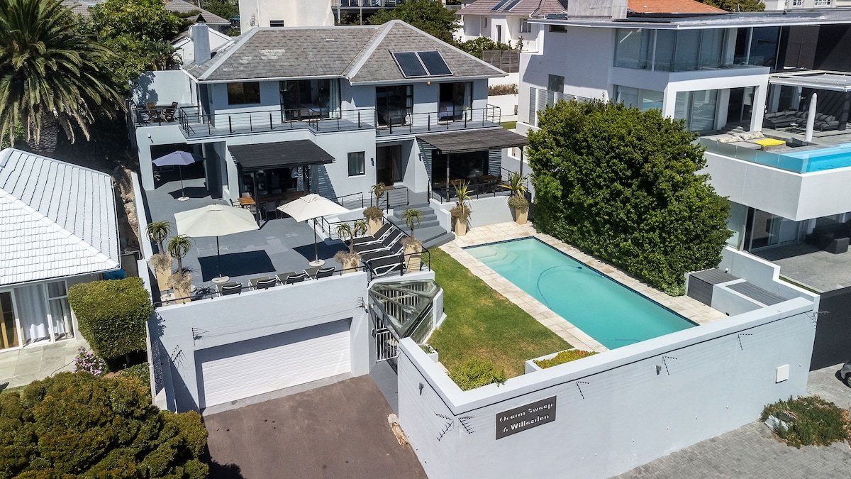 Contemporary Holiday Home on Camps Bay Beach gallery image 4