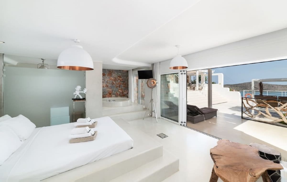 Elunda Bay Great Villa with Infinty Pool & Views gallery image 5