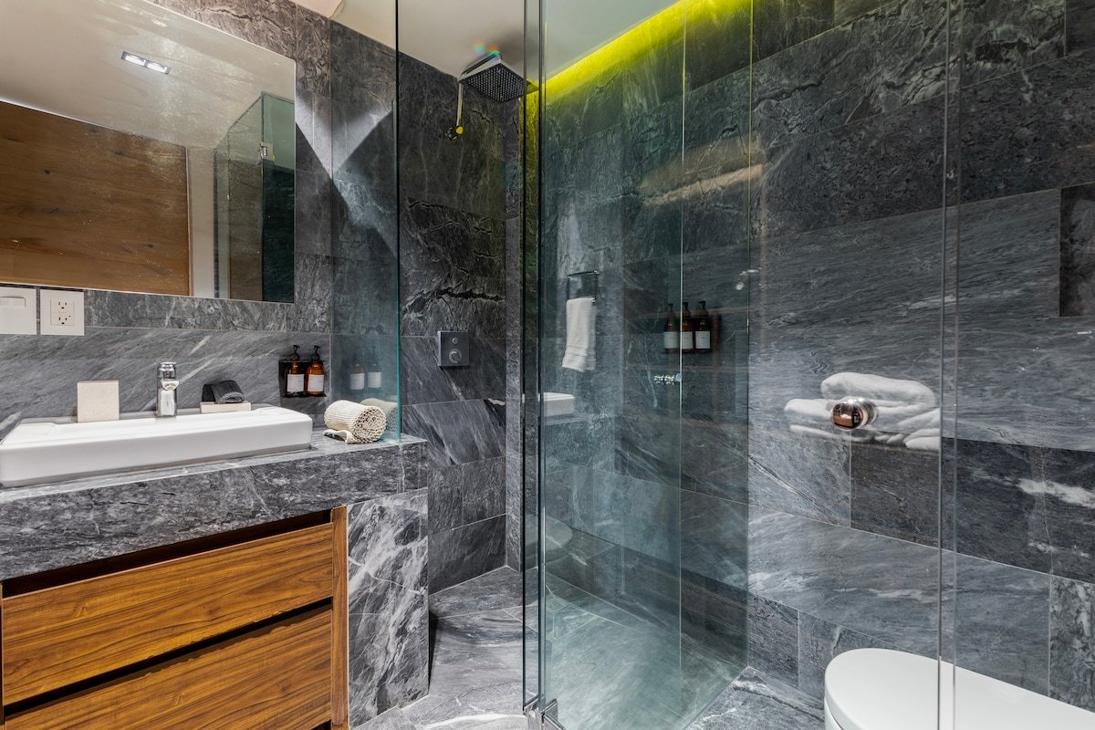 Capitalia | Luxe 3BR w/ balcony, Near to Masaryk gallery image 3