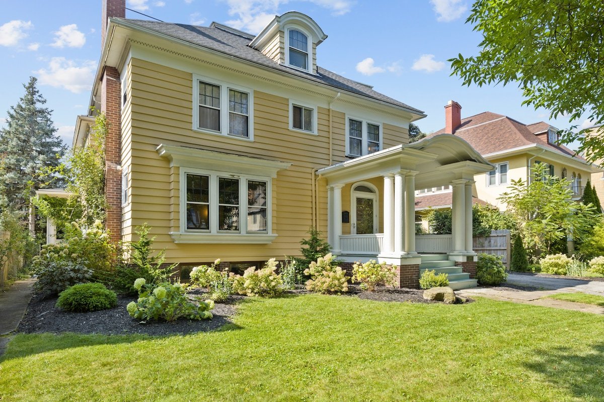 * Grand, Historic Park Ave Apt Home/ 3BR, 2.5BA * gallery image 5