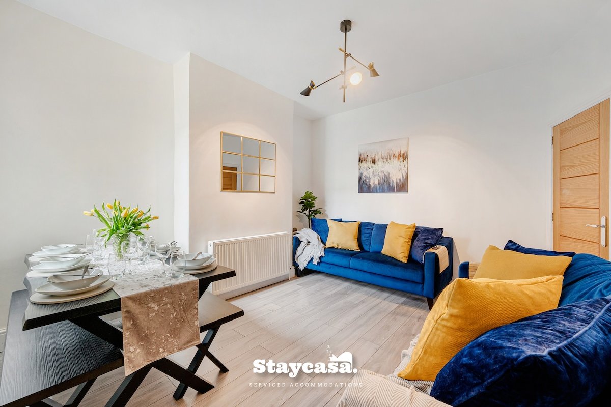Urban Oasis Spacious 4-Bedroom Home in Manchester gallery image 2