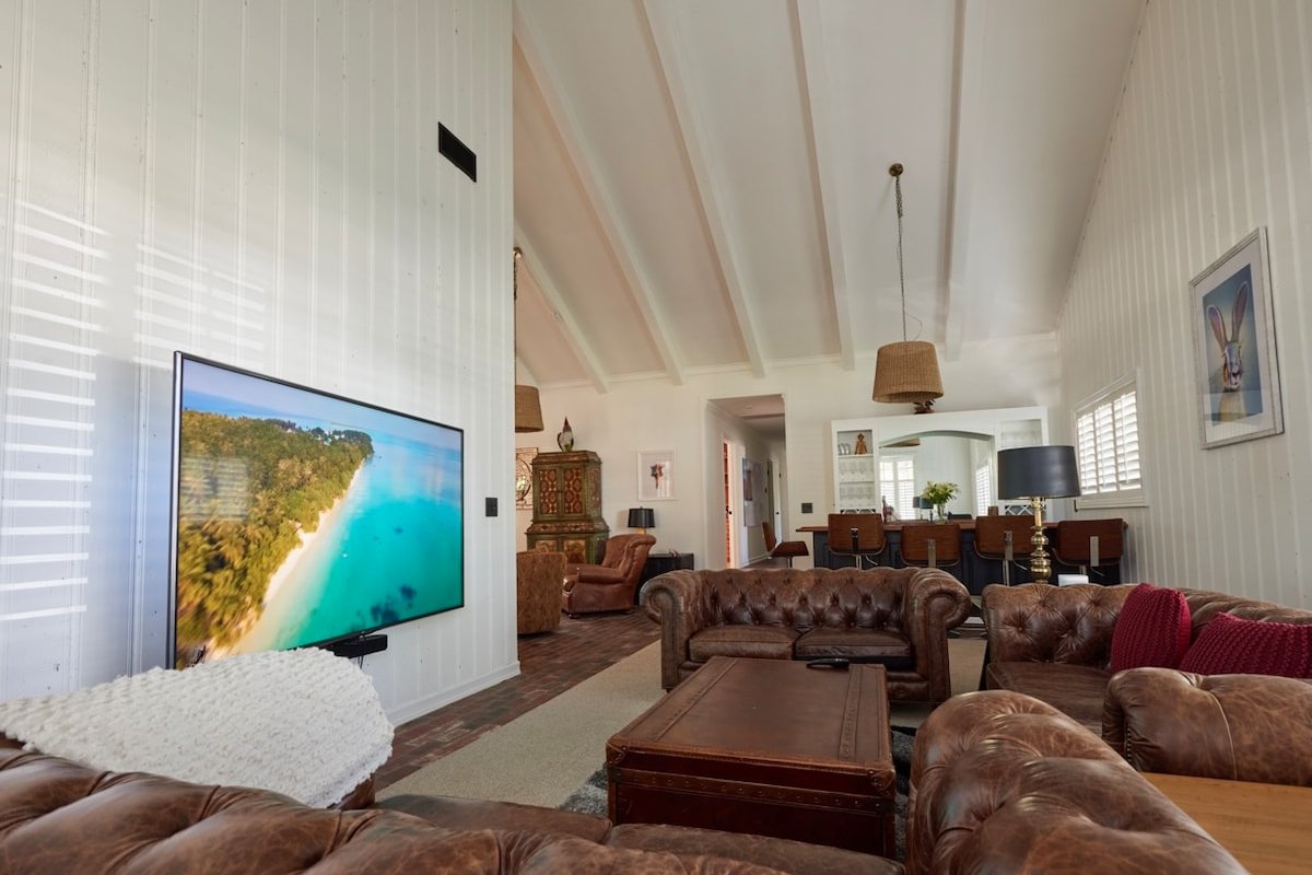 Whispers of the Oak – A Sprawling Ranch Revival gallery image 3