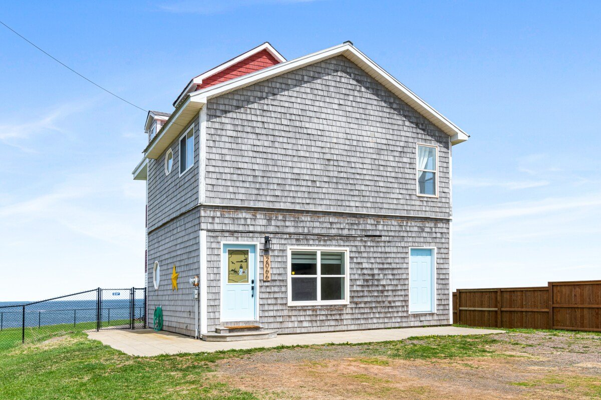 Oceanfront 3BR Cottage Cozy Coastal Retreat gallery image 3