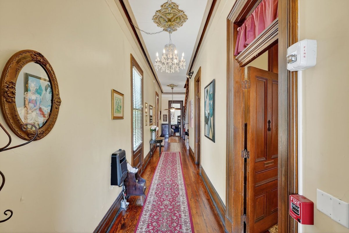 Haunted Marigny Mansion- 9 bedrooms! gallery image 4