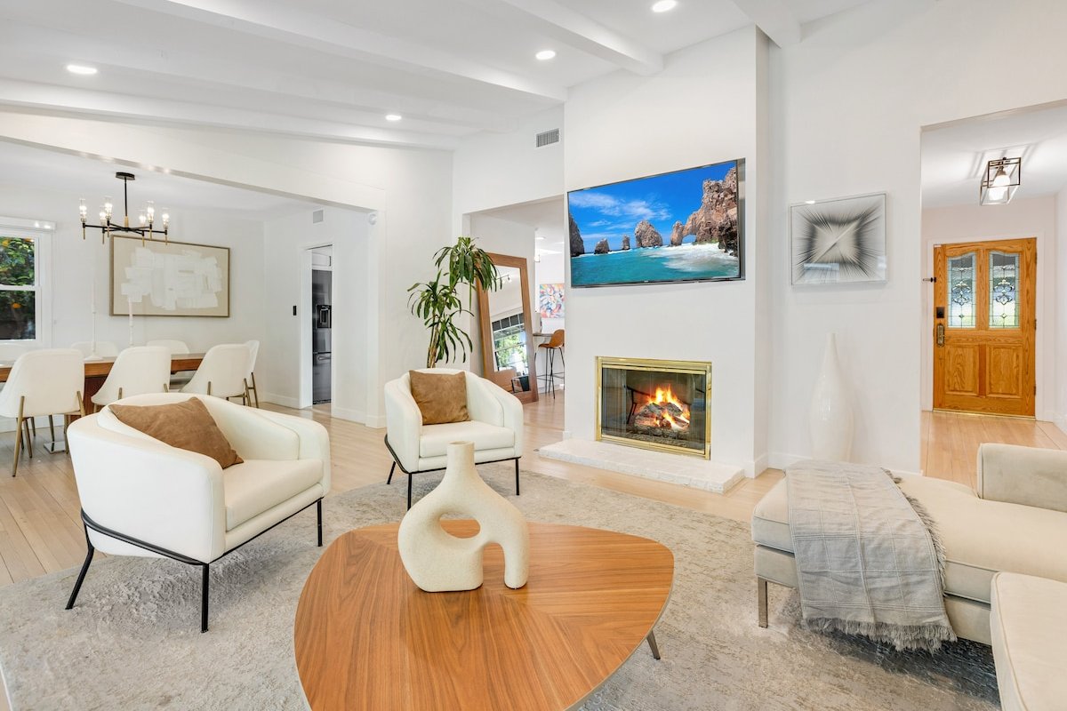 LA Modern Vacation Retreat *New Listing* gallery image 4