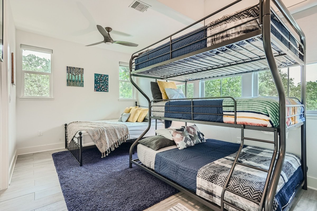 Central Austin Pet Friendly Compound w/Lap Pool gallery image 5