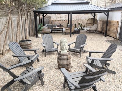 Downtown 5-Star 3-bdrm – BBQ – Backyard & Parking