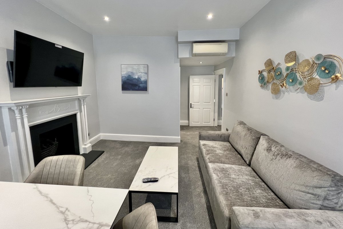 2 Bed/2 Bath Modern Flat, Sky TV, Air Con