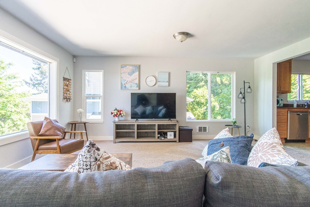 4b2b Upper Unit @S Seattle w/ Panoramic Lake View gallery image 2