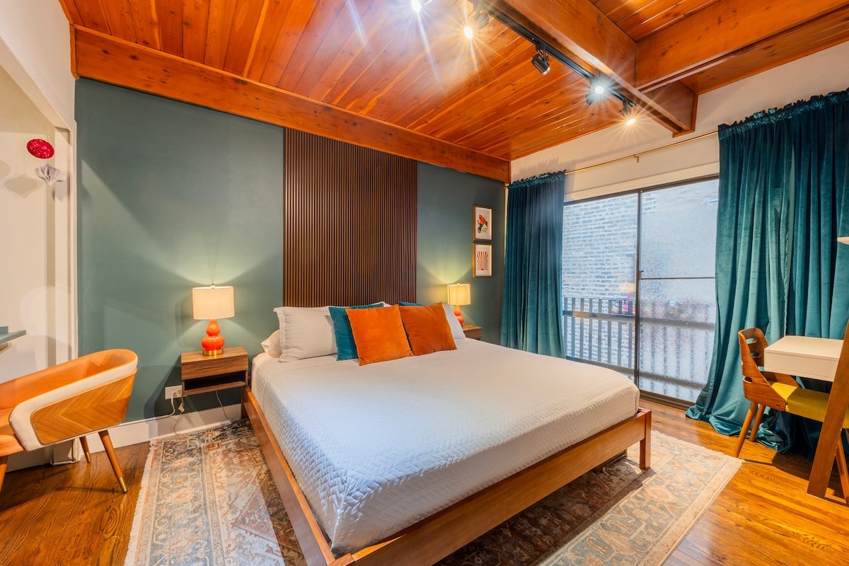 Chic Lincoln Park Townhome | Rooftop + Glam Bar gallery image 3