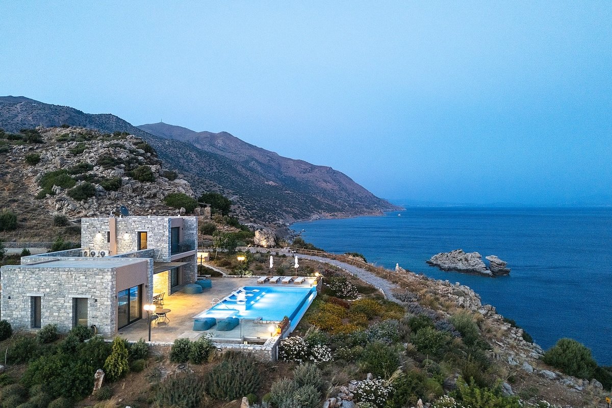 Stunning Seafront complex with 2 infinity pools! gallery image 5