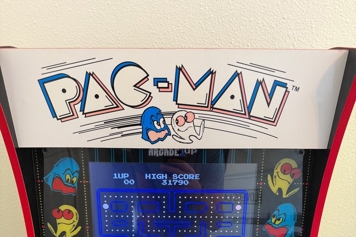 Fun 3 bedroom house with pool, hot tub & studio! gallery image 3