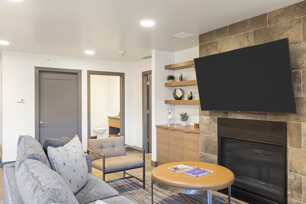 Outpost: Marriott Residence 402 – Close to Town gallery image 2