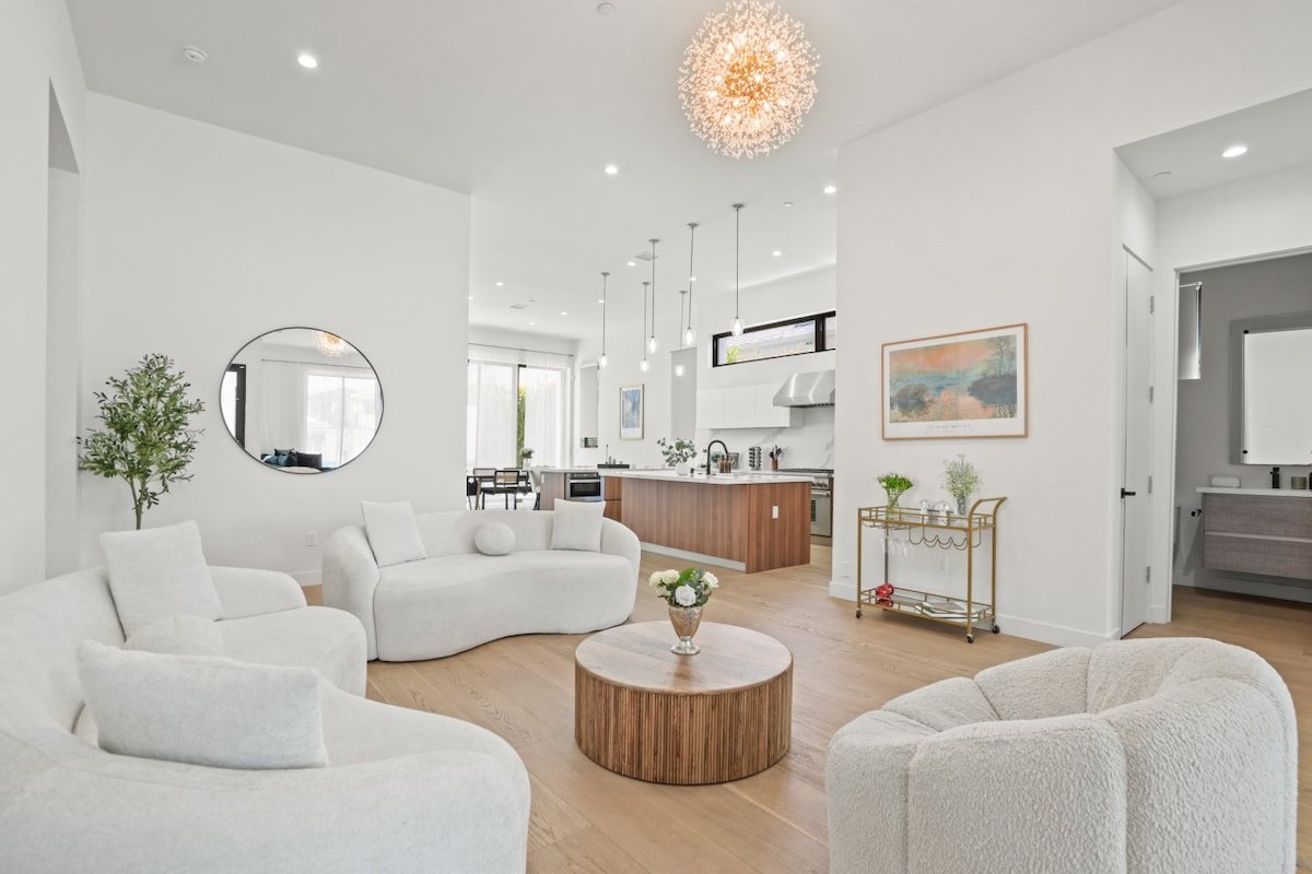 Pet Friendly 3BR Luxury Home w/ Private Yard gallery image 3