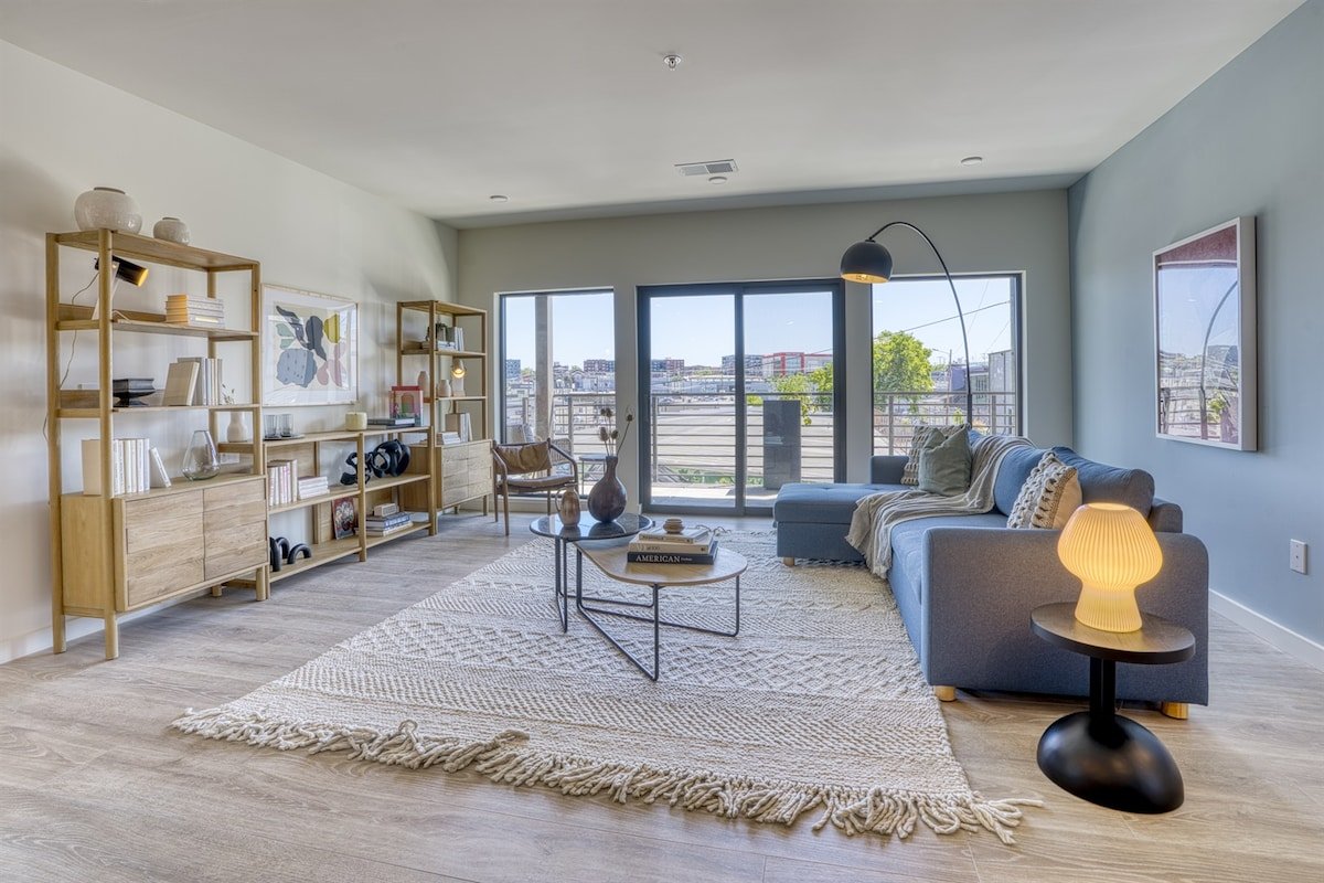 Luxury 4BR Condo|Concierge-Pool-Walk to Downtown! gallery image 3