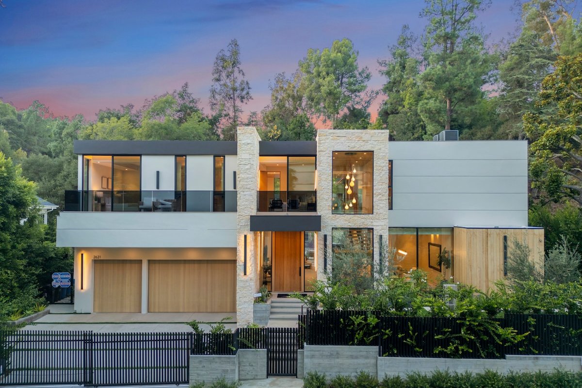 Hutton Villa: 5BR Retreat in Iconic BH Oasis