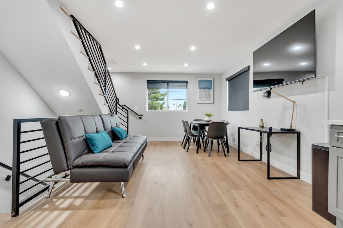 Culver Getaway 6BR | Near Marina gallery image 4