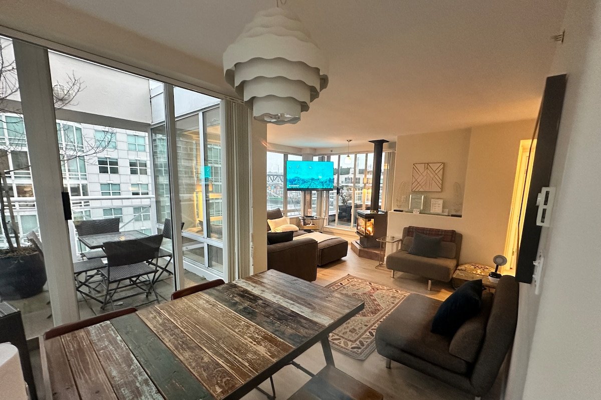 Entire Penthouse Floor with Views | Decks gallery image 4