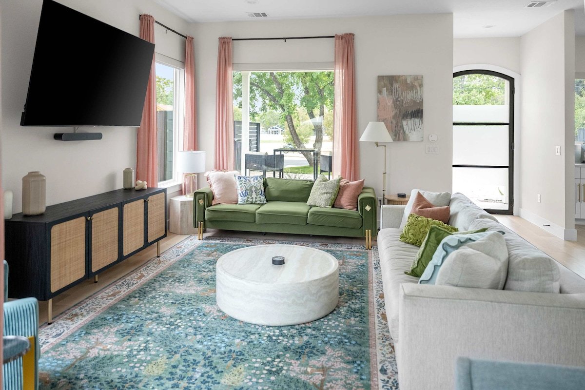 Rooftop View|Downtown 10 Mins|Heated Pool & Sauna gallery image 5