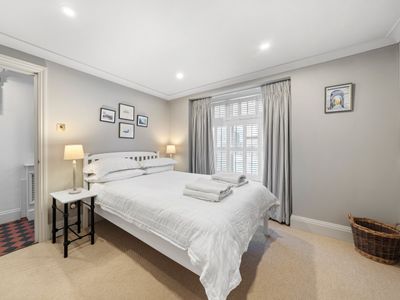 Modern 3-floor open plan townhouse with patio