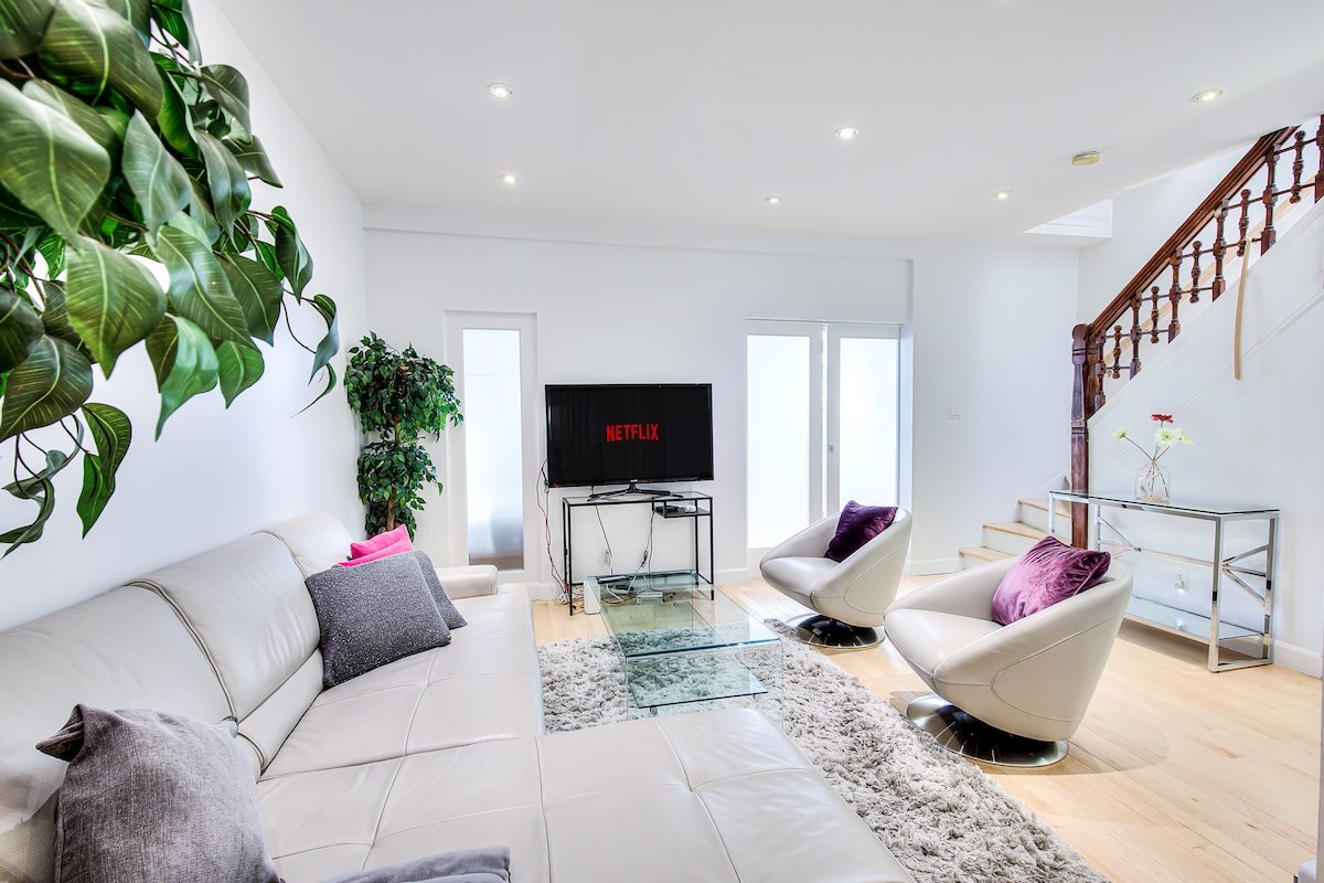 Downtown’s Big Groups & Big Adventures Townhouse! gallery image 4