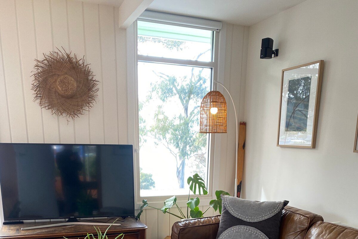 Stunning views, beach access, sauna, 1950s gem gallery image 5