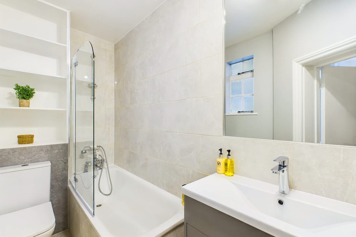 Luxury Hideaway near Harrods with Outdoor Space gallery image 5