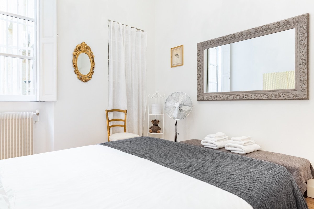 Chic & stylish apartment superbly located. gallery image 3