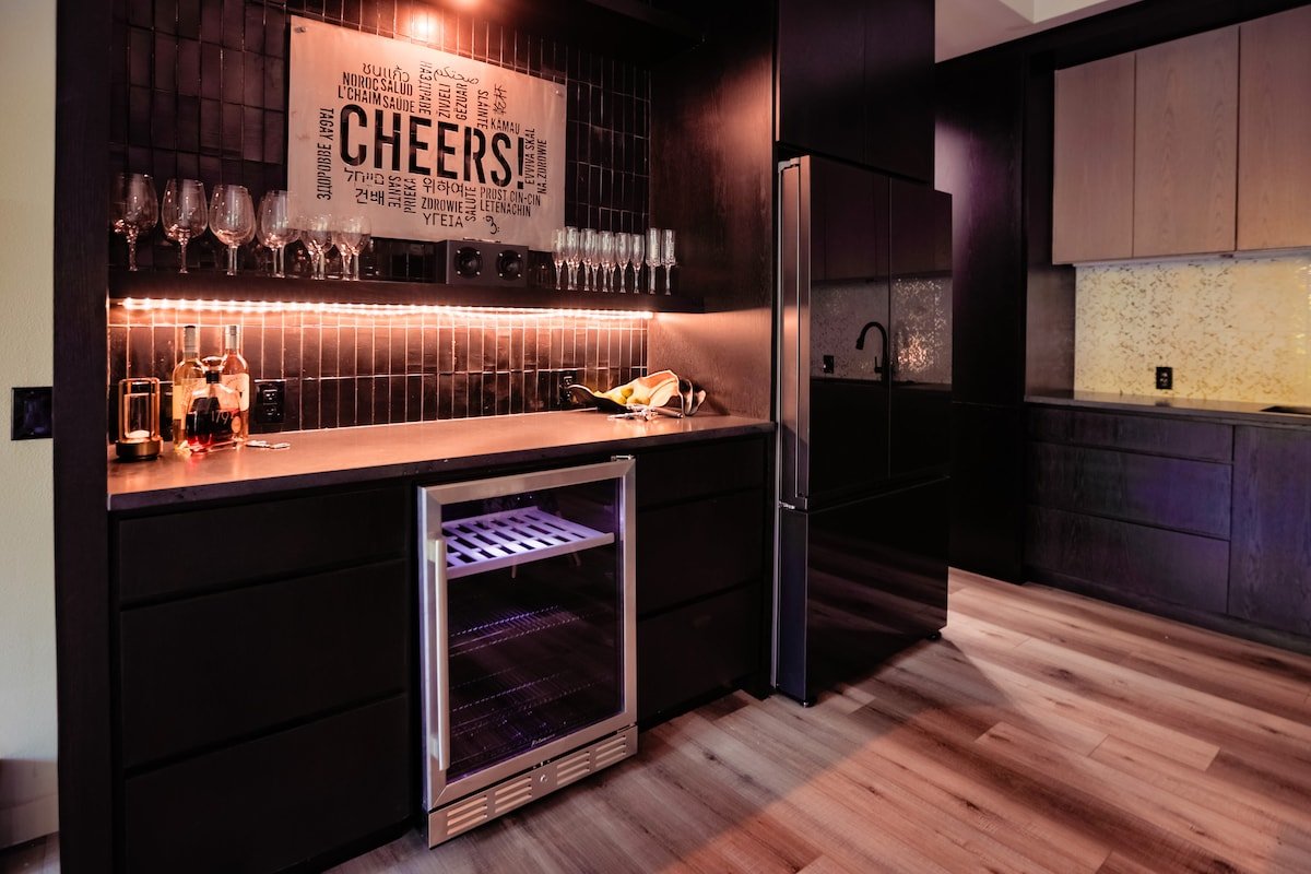 20 mins to downtown/Cowboy Pool /Hot Tub/Sleeps 12 gallery image 4