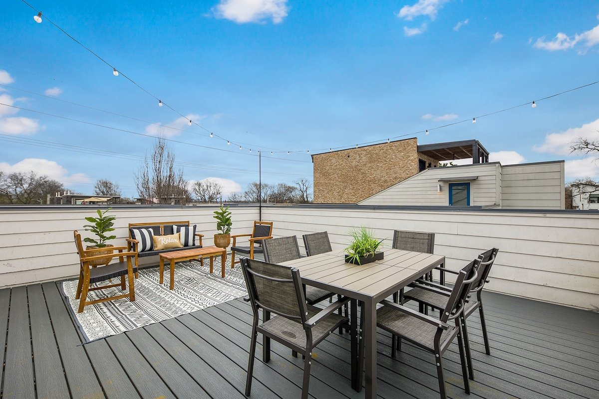 Hot Tubs + Rooftops | Sleeps 20 Near Broadway gallery image 2