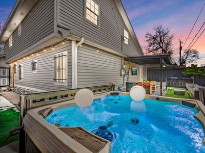 Chic Oasis: HotTub, Theater, Gym