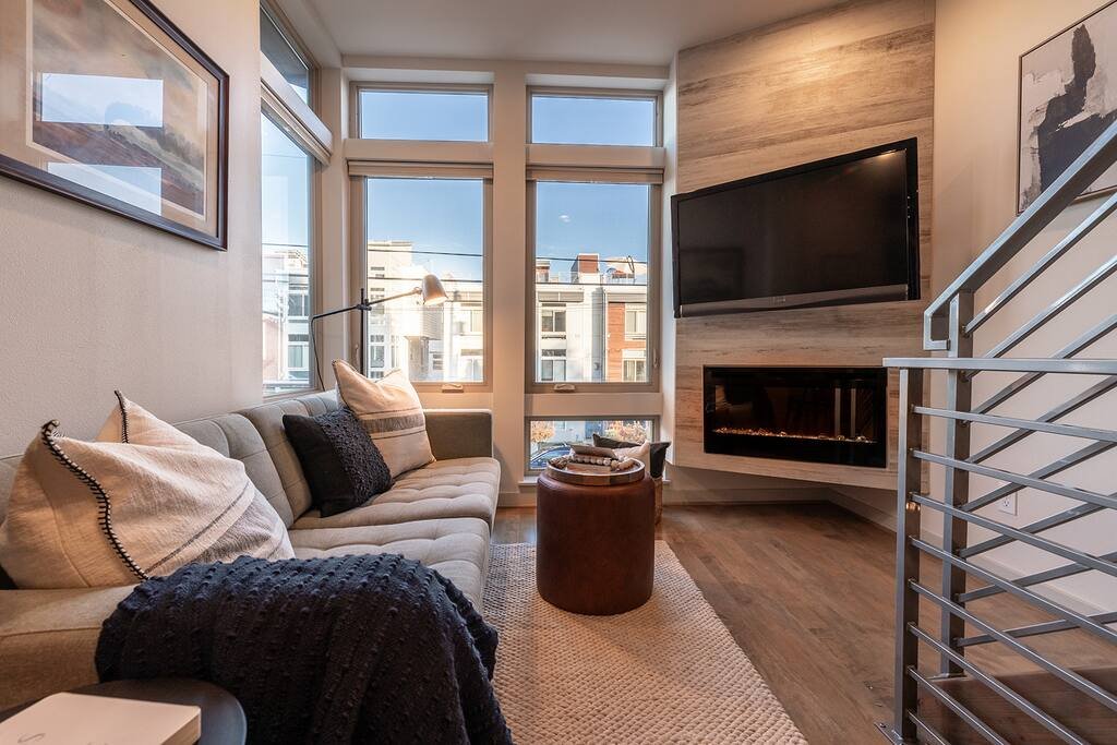 Lake Union Lookout | 3BR Townhome + Rooftop Views gallery image 3