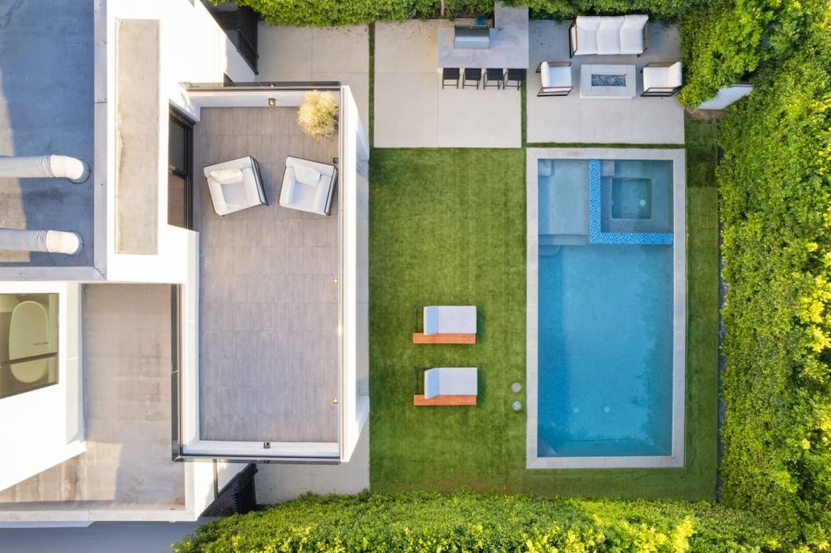 The Artezen Villa by Stay Awhile Villas gallery image 5