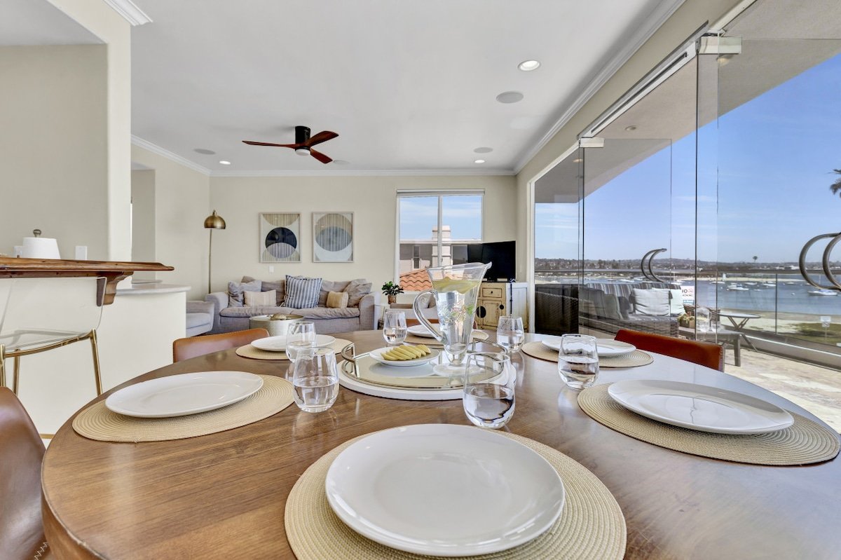 Light And Airy Penthouse Overlooking Mission Bay! gallery image 3