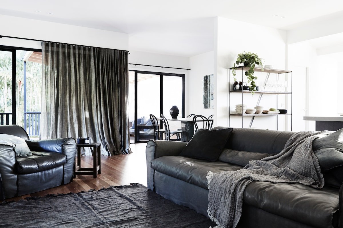 BYRON BAY BLACK – The Kingsley gallery image 3