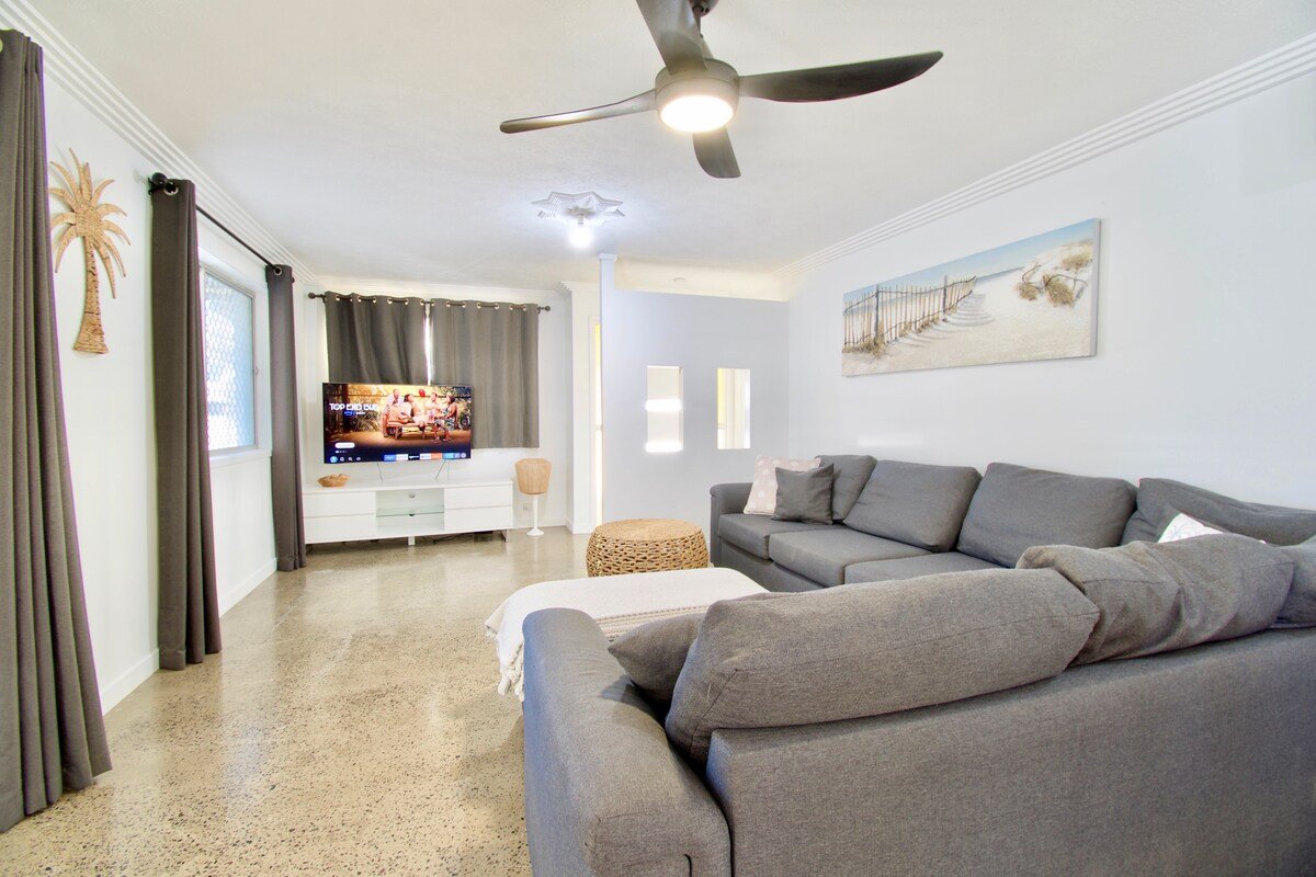 Warana Waves | Poolside Family Getaway gallery image 3