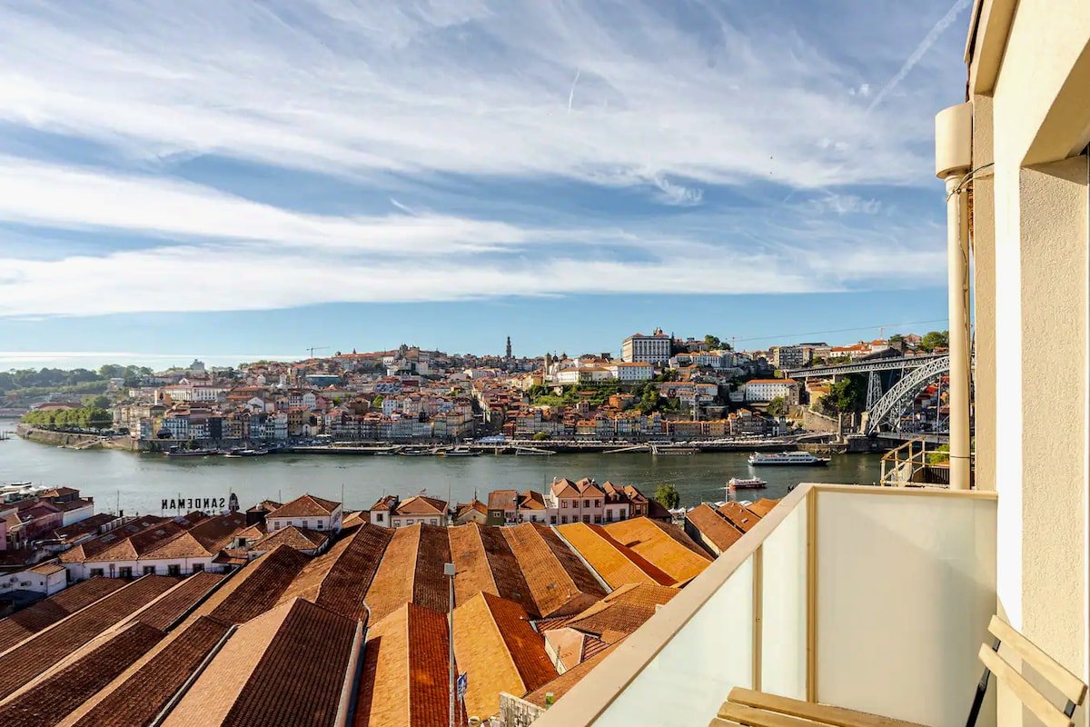 Magnificent River View – 3BR Porto Apartment gallery image 5