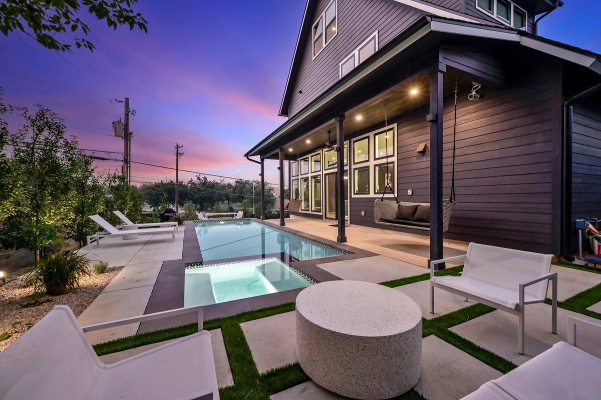 Pool, Lounge + Bar, Projector – Mins to Downtown