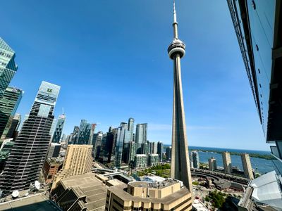 Elegant 2BR | CN Tower + Lake View w/ Rooftop Pool