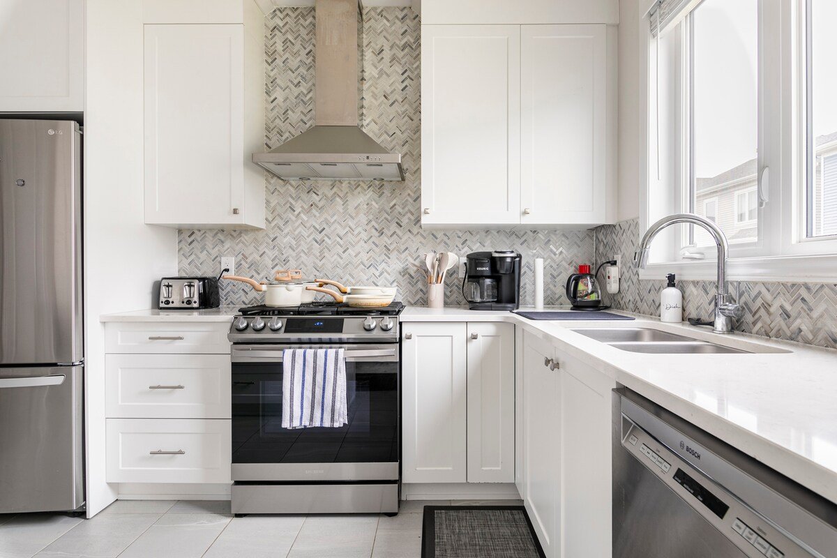 Single Family Home w/ KING Suite, Home Theatre/Gym gallery image 3