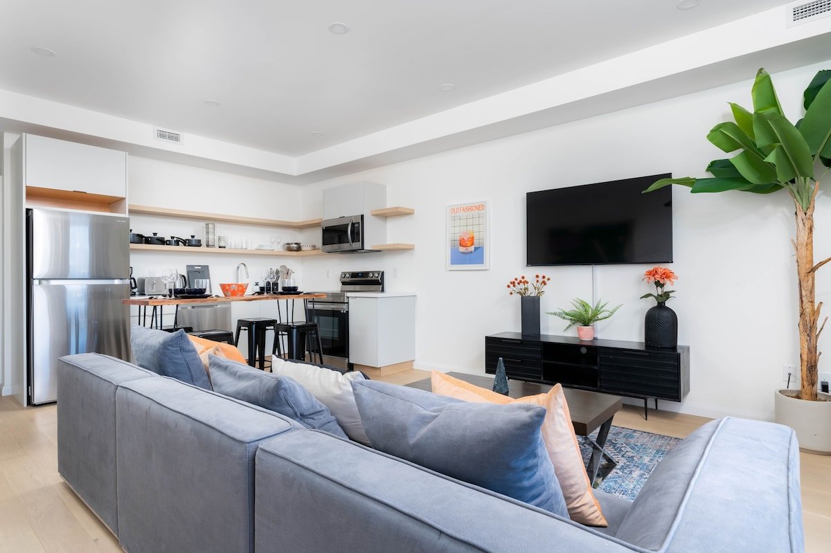 Stylish Townhome Apartment at Bathurst & College!