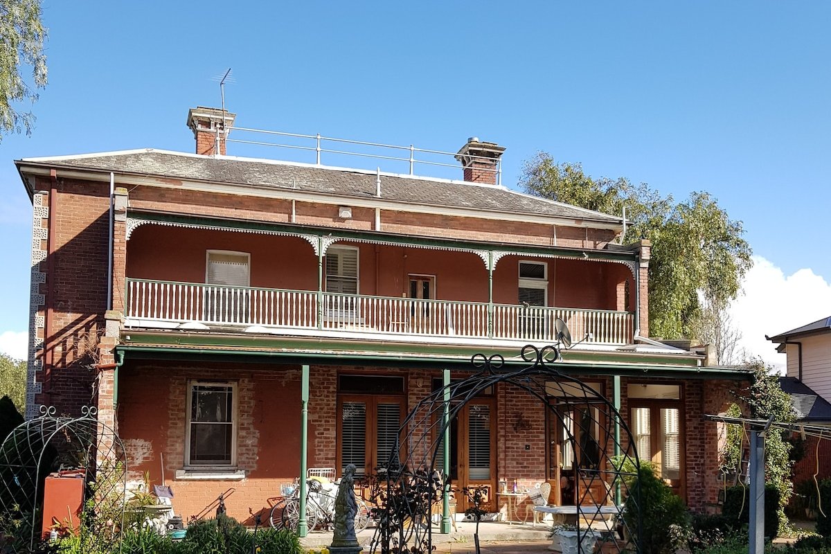 Stay in a Mansion in Yarraville with parking gallery image 3