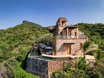 Secluded Oceanfront Sanctuary / Panoramic Views