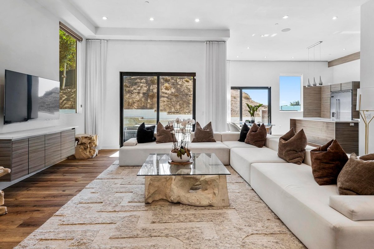 Luxury 4BR Hollywood Bowl Getaway w/ Pool! gallery image 3