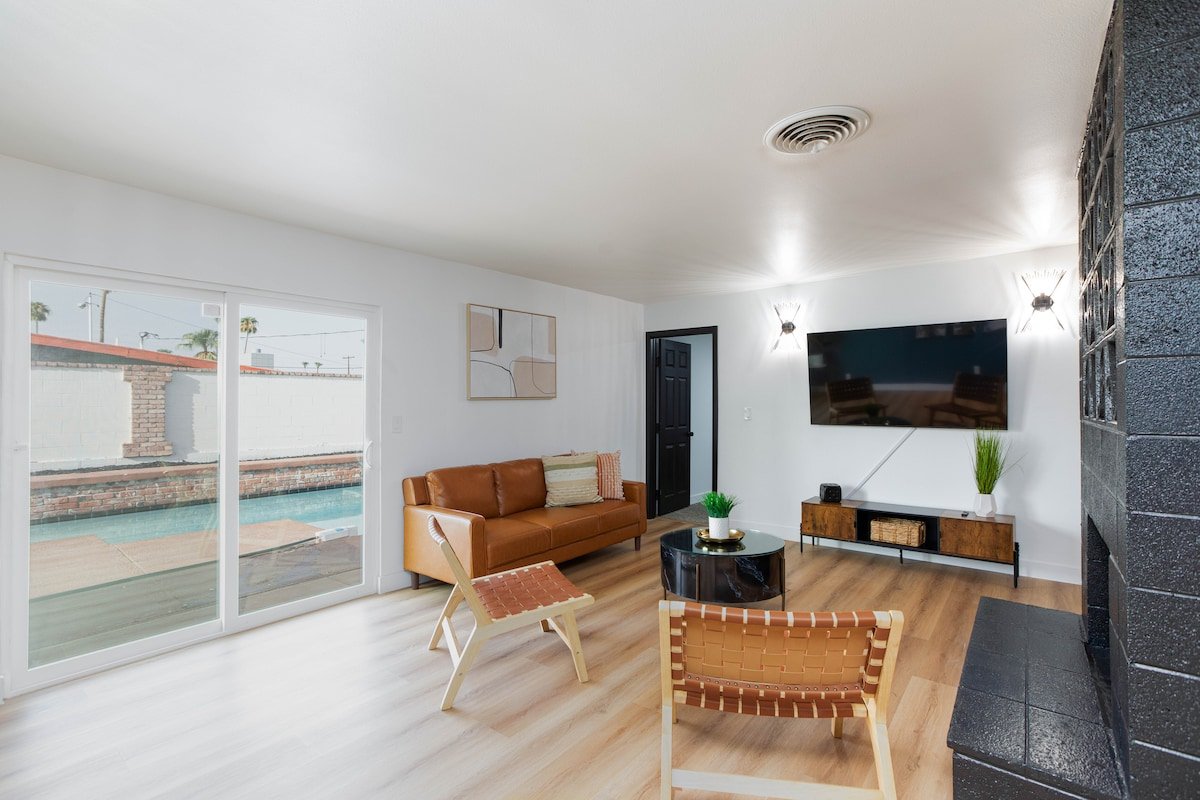 Las Vegas Ideal Location · Serene Pool Retreat gallery image 3