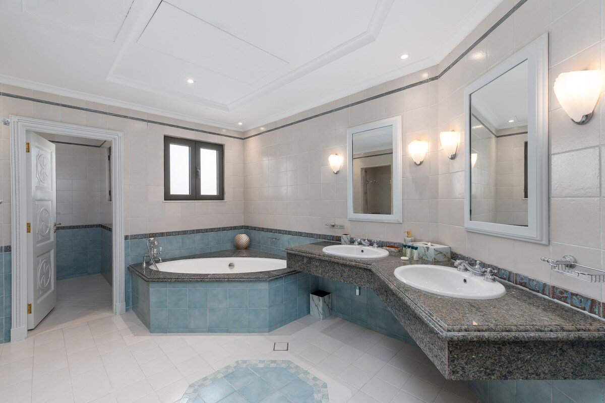 Exclusive 5BR Palm Villa w/ Private Pool and Beach gallery image 5